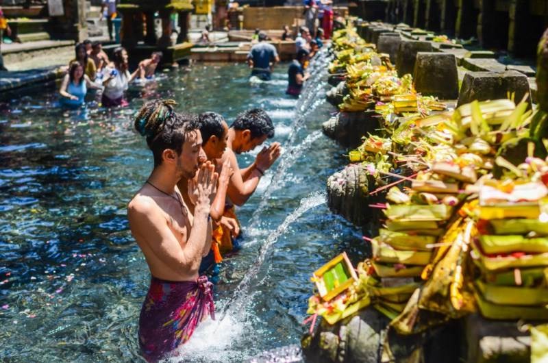 Foreign tourists are purifying themselves with springs in Tirta Empul Temple