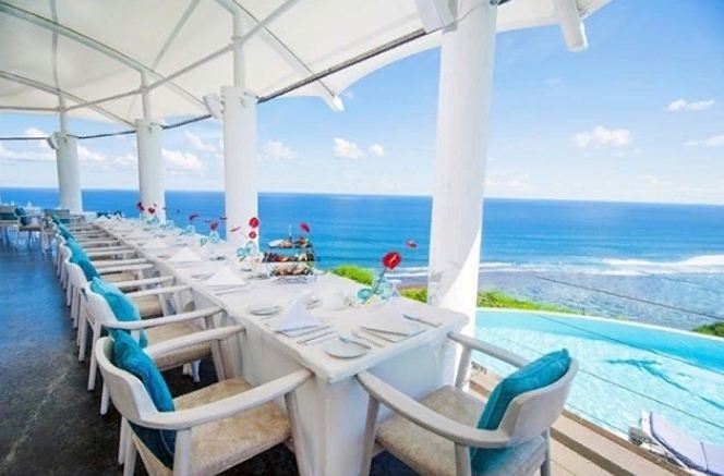 A Restaurant in Mare Karma Kandara that Offers a Romantic Beachside Atmosphere